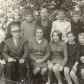 1975 год - Директор школы Буров В.И., зам. по уч.р. Печёнкина с учениками