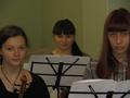 Репетиция ансамбля скрипачей с выпускниками разных лет.