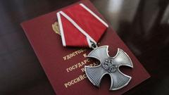 Родителям погибшего на Украине матроса из Прикамья вручили Орден Мужества.