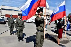 В День России членам казачьих обществ Екатеринбурга вручили российские флаги